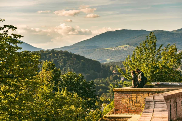 グラーツ オーストリア 2020 グラーツのシュロスベルク丘のカップルが山で景色を楽しむ — ストック写真