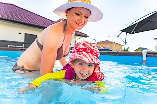 Años Edad Niño Con Madre Piscina Aprender Nadar Bebé Natación —  Fotos de Stock