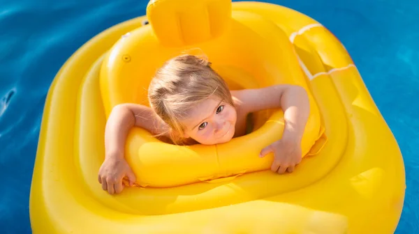Niño Piscina Natación Amarillo Inflable Cintura Bebé Nadar Flotar Día —  Fotos de Stock