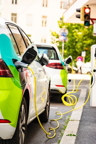 市内の電気自動車の充電池 ケーブルの塊 — ストック写真