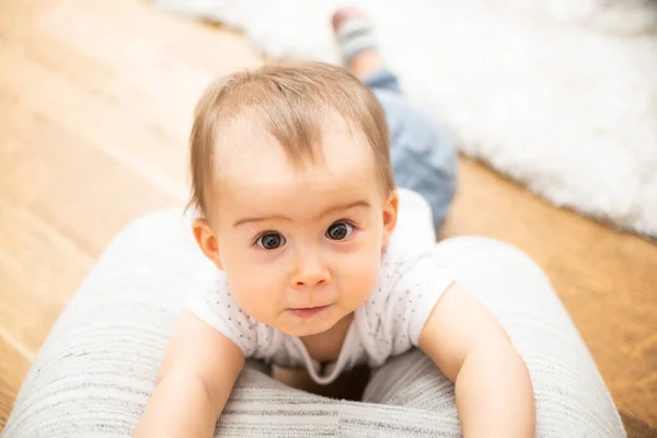 Ein Einjähriges Baby Das Auf Den Knien Des Vaters Behauptet — Stockfoto