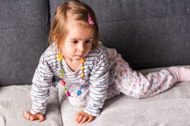 Kocaman gözleri olan çok tatlı küçük bir çocuğun portresi. 2 yaşında küçük bir kız. Bebek gelişimi konsepti. Boşluğu kopyala