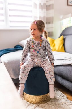 Kocaman gözleri olan çok tatlı küçük bir çocuğun portresi. 2 yaşında küçük bir kız. Bebek gelişimi konsepti. Boşluğu kopyala