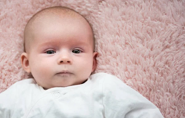 Neugeborenes Baby Auf Decke Blickt Die Kamera Selektiver Fokus Kopierraum — Stockfoto