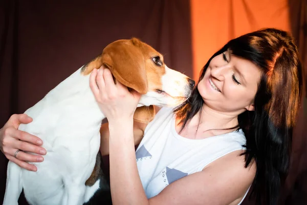 Junge Frau Kuschelt Mit Beagle Hund Hellen Interieur Konzept Der — Stockfoto