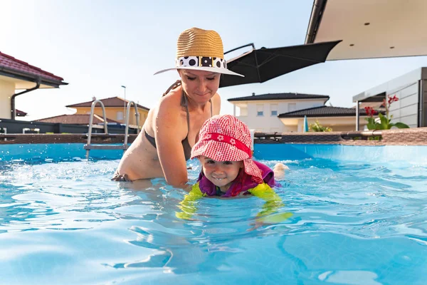 Años Edad Niño Con Madre Piscina Aprender Nadar Bebé Natación —  Fotos de Stock