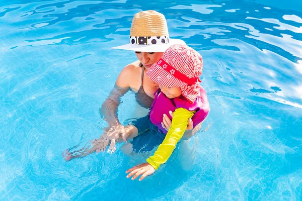 Yaşlarında Yüzme Havuzunda Annesi Olan Bir Çocuk Yüzmeyi Öğreniyor Batıya — Stok fotoğraf