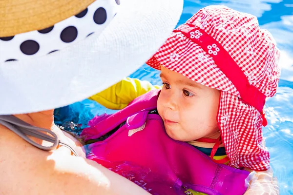 Años Edad Niño Con Madre Piscina Aprender Nadar Bebé Natación —  Fotos de Stock