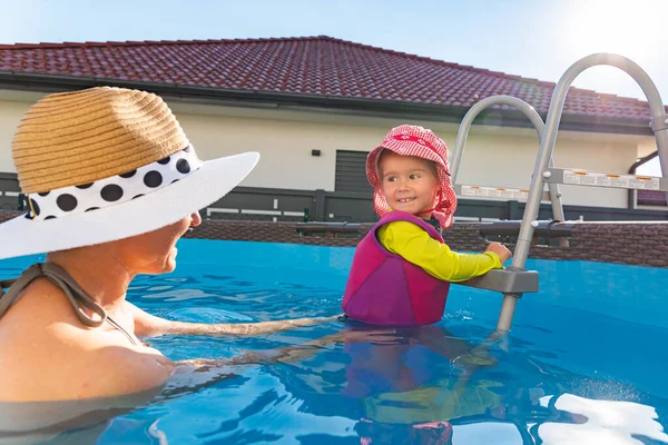 Años Edad Niño Con Madre Piscina Aprender Nadar Bebé Natación —  Fotos de Stock