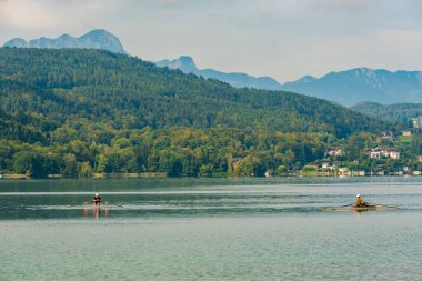 Klagenfurt, Avusturya - 26.08.2020 Büyük Klagenfurt Gölü am Worthersee. Eğlence ve su sporları mekanı. Birçok Avrupalı turistin yaz tatili beldesi. Kristal berrak su.