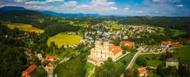 Mariatrost 'un Mariatrost Bazilikası' nın Mariatrost bölgesindeki Purberg Tepesi 'nin tepesindeki hava panoramı. Seyahat yeri, ünlü turist noktası.