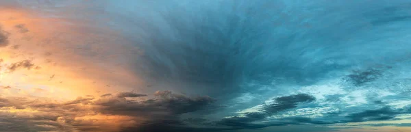 日没の背景のカラフルで劇的な空のパノラマ 鮮やかでコントラストの強い嵐の雲 — ストック写真