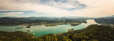 Worthersee Gölü ve Klagenfurt şehrinin Panorama 'sı. Avusturya 'da seyahat hedefi
