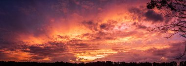 Günbatımı arkaplanının renkli ve dramatik gökyüzü manzarası. canlı ve karşıtlık fırtına bulutları