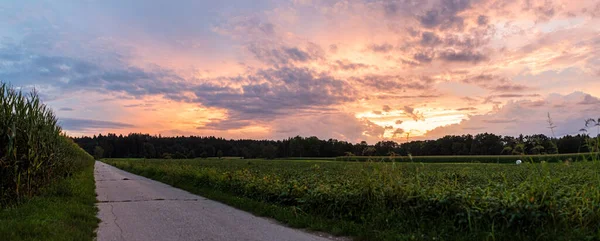 Farbenfrohes Und Dramatisches Himmelspanorama Des Sonnenuntergangs Über Der Straße Durch — Stockfoto