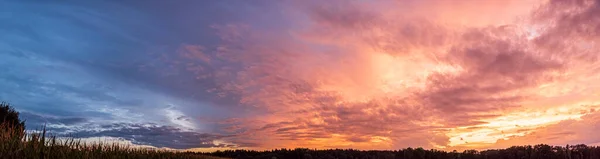 Farbenfrohes Und Dramatisches Himmelspanorama Des Sonnenuntergangs Lebhafte Und Kontrastreiche Gewitterwolken — Stockfoto