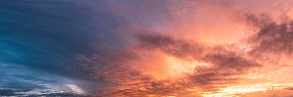 Farbenfrohes Und Dramatisches Himmelspanorama Des Sonnenuntergangs Lebhafte Und Kontrastreiche Gewitterwolken — Stockfoto