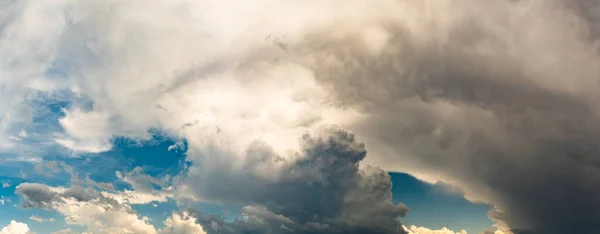 Stimmungsvolles Panorama Eines Düster Dramatischen Stürmischen Himmels Hintergrund Des Wetterkonzepts — Stockfoto