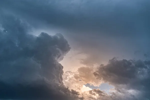 暗い劇的な嵐の雲のムーディービュー 空を背景に 気象概念 — ストック写真