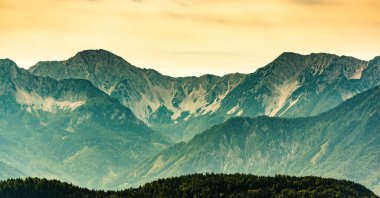 Piramidenkogel kulesinden Worthersee Gölü yakınlarındaki Alp Dağları 'na bakın. Avusturya 'da seyahat hedefi