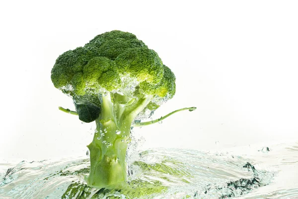 Brócolis Verde Caindo Água Com Respingo Branco Com Bolhas Espaço — Fotografia de Stock