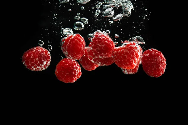 Himbeeren Plätschern Vereinzelt Auf Schwarzem Hintergrund Klares Wasser Konzept Der — Stockfoto