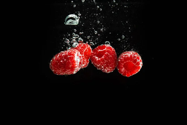 Himbeeren Plätschern Vereinzelt Auf Schwarzem Hintergrund Klares Wasser Konzept Der — Stockfoto