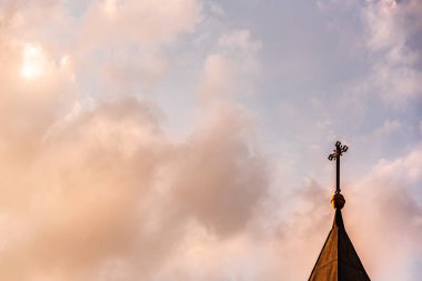 Kilise binasının tepesinde, bulutlu gökyüzüne karşı. Boşluğu kopyala