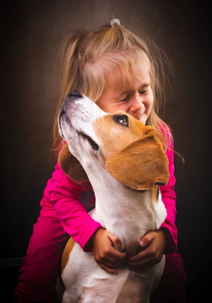 Yeras Öreg Gyerek Ölelés Legjobb Barátja Kutya Boldog Gyermekkort Beagle — Stock Fotó