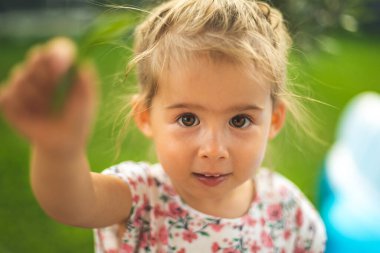 Kocaman gözleri olan çok tatlı küçük bir çocuğun portresi. 2-3 yaşlarında küçük bir kız. Bebek gelişimi kavramı.
