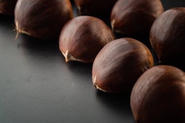 Siyah arka planda izole edilmiş kestane sıraları. Kestane teması