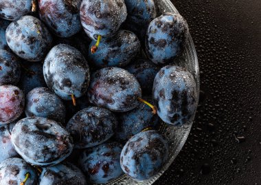 Islak Olgun Erikler su damlalarıyla kaplı, yakın plan.