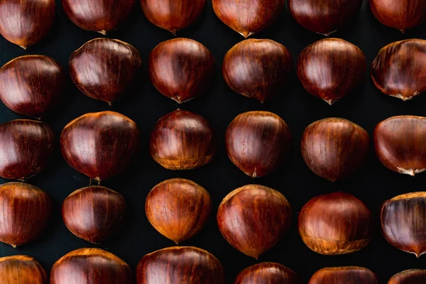 Righe Castagne Isolate Fondo Nero Tema Castagne — Foto Stock