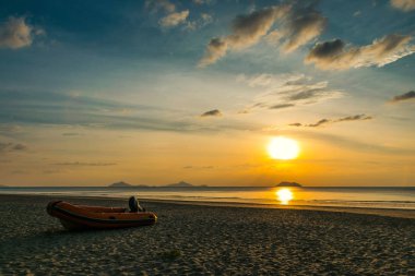 Ranong, Tayland Bang Baen plajında gündoğumu tekne