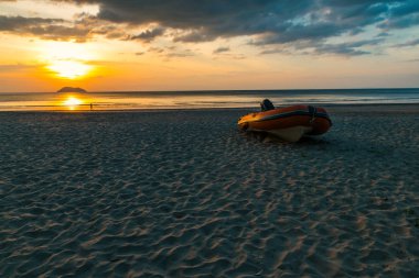Ranong, Tayland Bang Baen plajında gündoğumu tekne