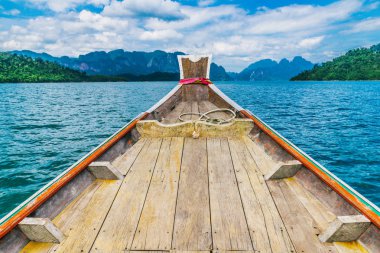 Ratchaprapha Barajı Khao Sok Milli Parkı, Surat Thani Eyaleti, Tayland, Thailand, ahşap Tay teknede