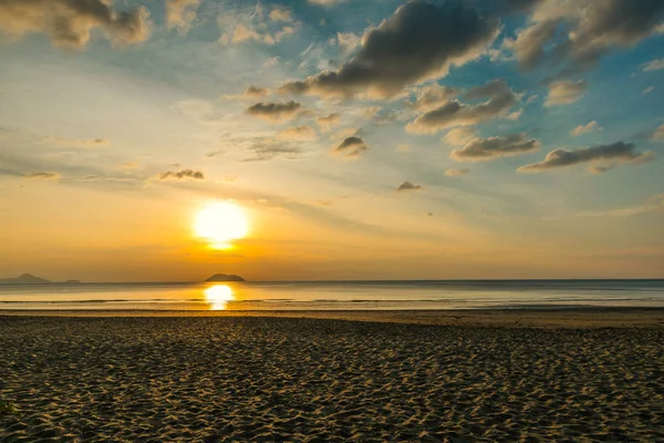 Barca All Alba Sulla Spiaggia Bang Baen Ranong Thailandia — Foto Stock