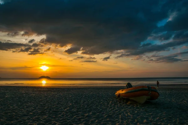 Loď Při Východu Slunce Pláži Bang Baen Ranongu Thajsko — Stock fotografie