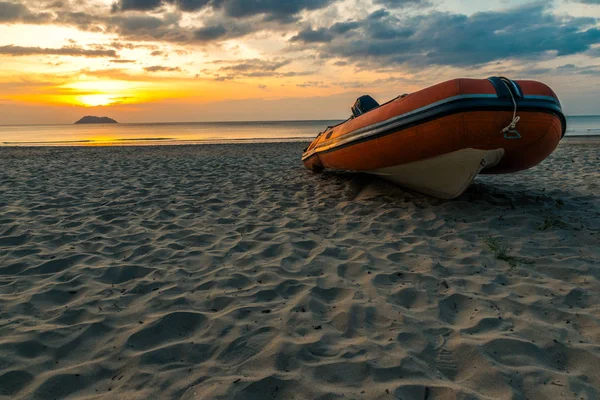 Loď Při Východu Slunce Pláži Bang Baen Ranongu Thajsko — Stock fotografie