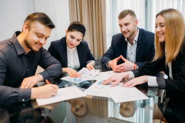 Yeni iş ortaklığı gülümseyen adam işareti sözleşme