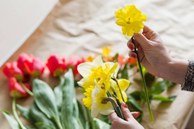 sarı narcissus ürün yelpazesine bahar çiçek buketi
