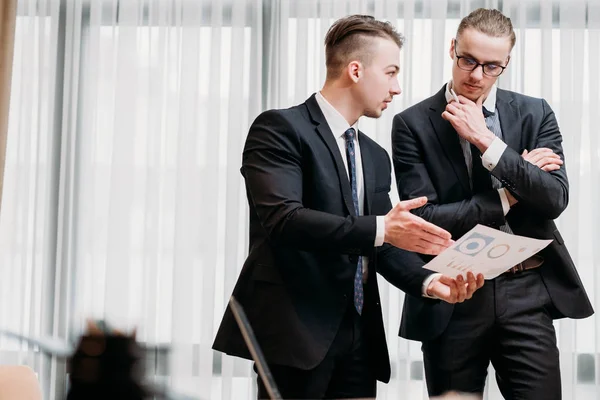 Cerveau travail pensée équipe communiquer hommes d'affaires — Photo