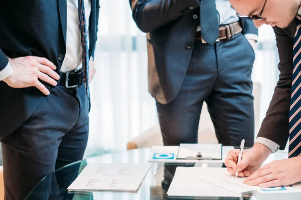 Homem assinar contrato negócio parceiro fechar negócio — Fotografia de Stock