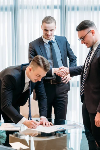 iş ortaklığı adam işareti sıkışalım sözleşme