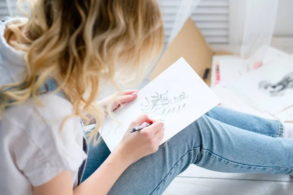 Художній живопис хобі дозвілля дівчина малює картину — стокове фото