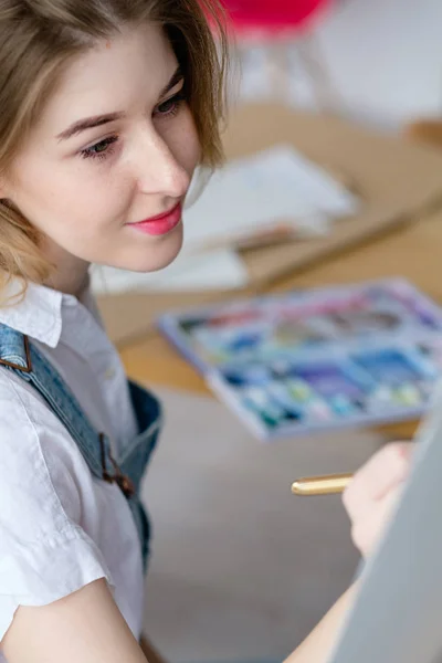 Arte terapia pintura clase acuarela mujer dibujar —  Fotos de Stock