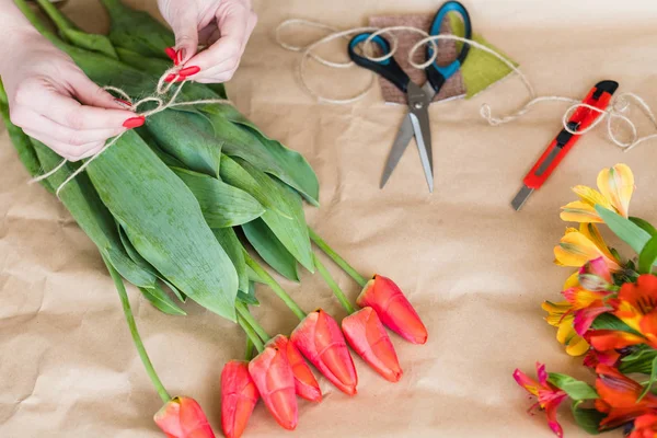 Květinářství ženská květina Buket červený Tulipán pramen — Stock fotografie