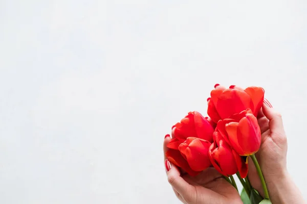Tulipanes rojos fondo blanco primavera ramo de flores — Foto de Stock