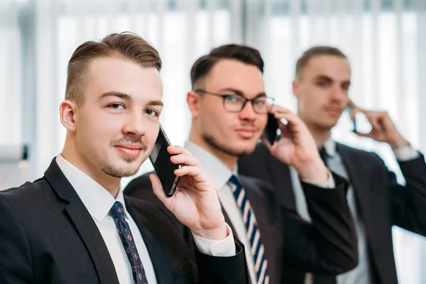 Tiburones de negocios sonriendo a los principales profesionales del equipo —  Fotos de Stock