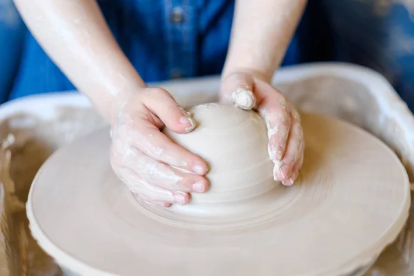 Oficina de cerâmica artesanal artesanal criança argila — Fotografia de Stock